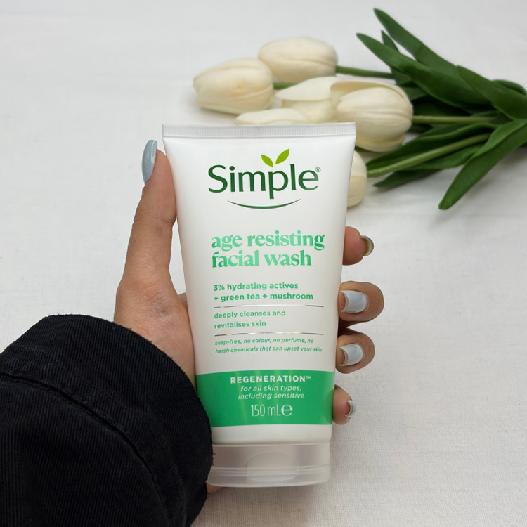 ژل شستشو ی صورت Simple Moisturising Facial Wash