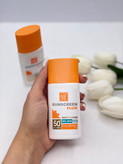 ضد آفتاب فلویید حاوی هیالورونیک اسید spf50مرطوب کننده و مناسب انواع پوست و امکان استفاده روی پوست خیس مای