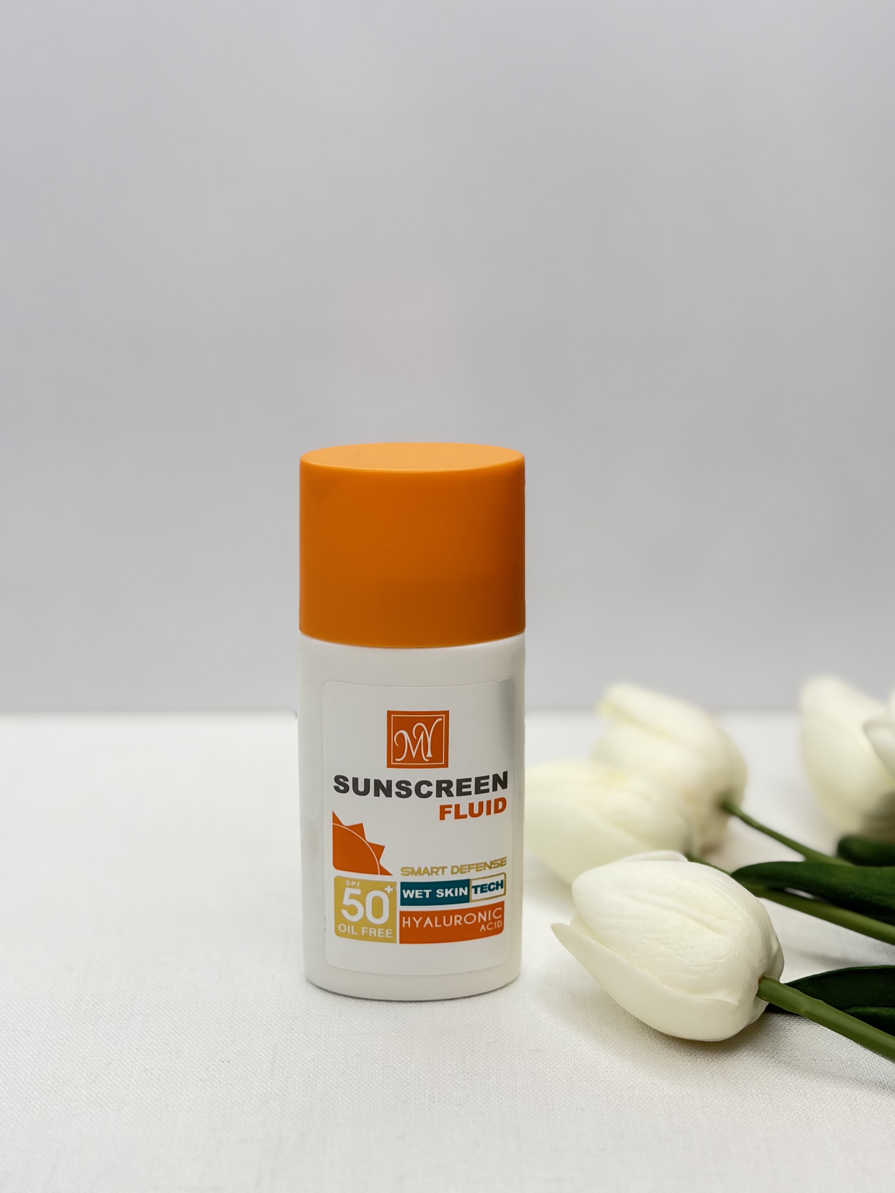 ضد آفتاب فلویید حاوی هیالورونیک اسید spf50مرطوب کننده و مناسب انواع پوست و امکان استفاده روی پوست خیس مای