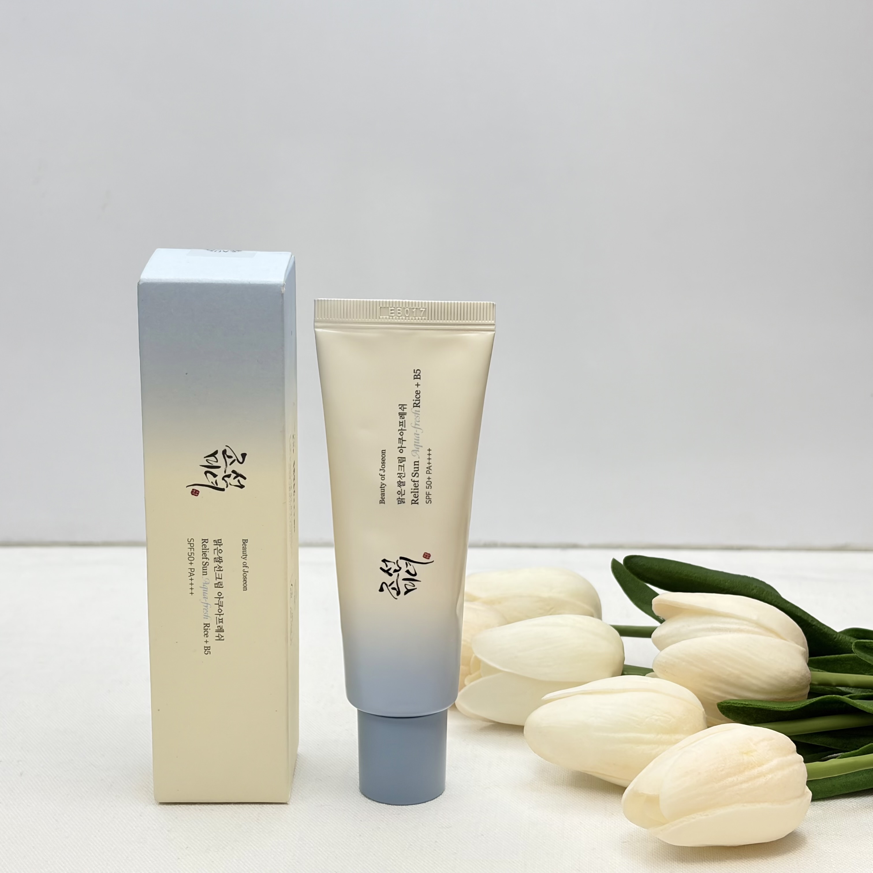کرم ضدآفتاب بی رنگ صورت SPF 50 مدل آکوا فرش حجم ۵۰ میلی لیتر