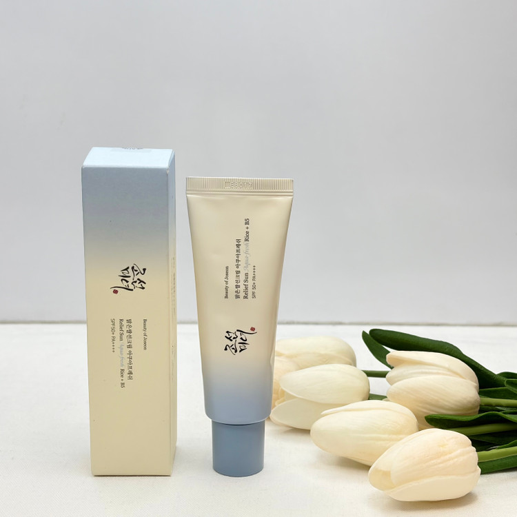 کرم ضدآفتاب بی رنگ صورت SPF 50 مدل آکوا فرش حجم ۵۰ میلی لیتر