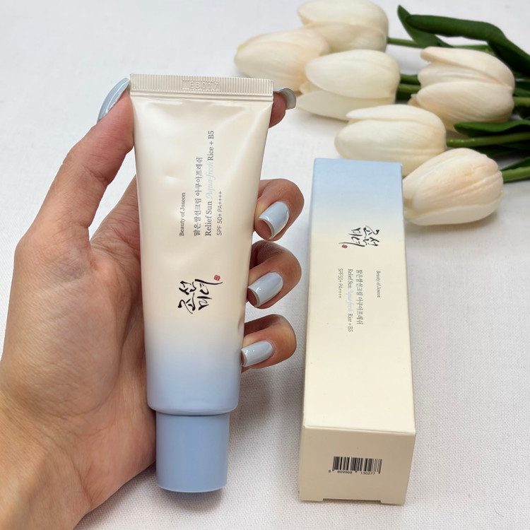 کرم ضدآفتاب بی رنگ صورت SPF 50 مدل آکوا فرش حجم ۵۰ میلی لیتر