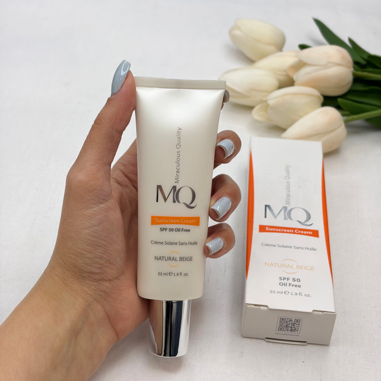 ضدآفتاب بدون چربی نچرال بژ مناسب پوست نرمال مختلط و چرب وآکنه ای بژطبیعیNatural Beige (spf50 oil free) ام کیو