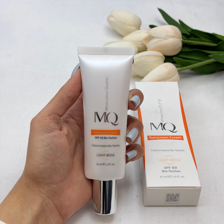 ضدآفتاب مدل بیوتچ روشن کننده لایت بژ آبرسان رنگ بژ روشن ام کیوLight Beige (spf50 Bio-Taches)