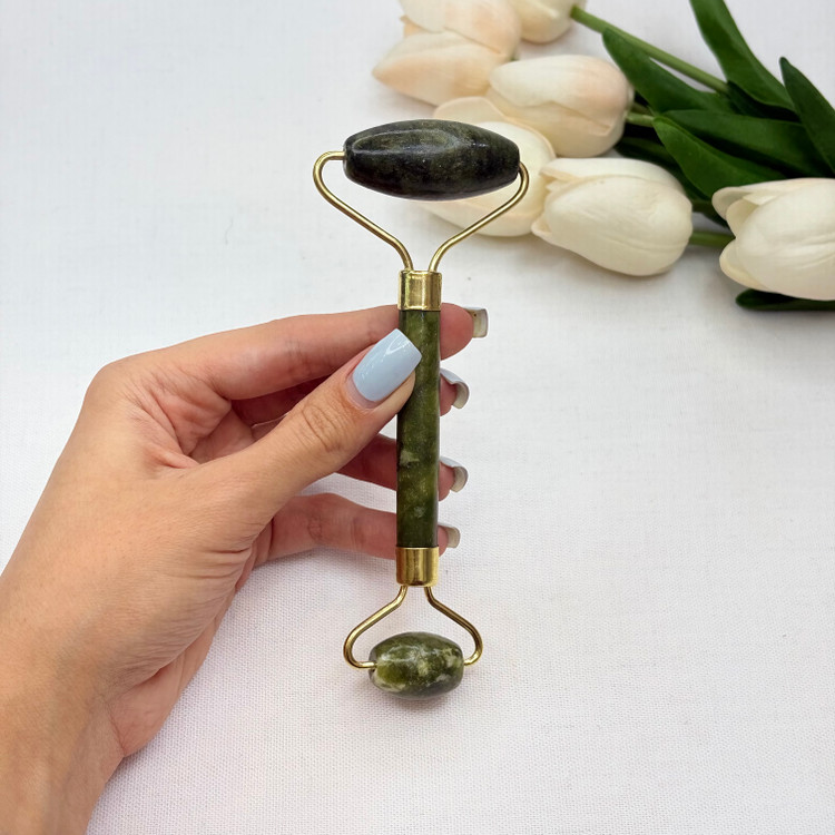 درمارولر سنگی سبزجید لیفت کننده و از بین برنده چروکها استفاده موثر همراه با محصولات روتین پوستی