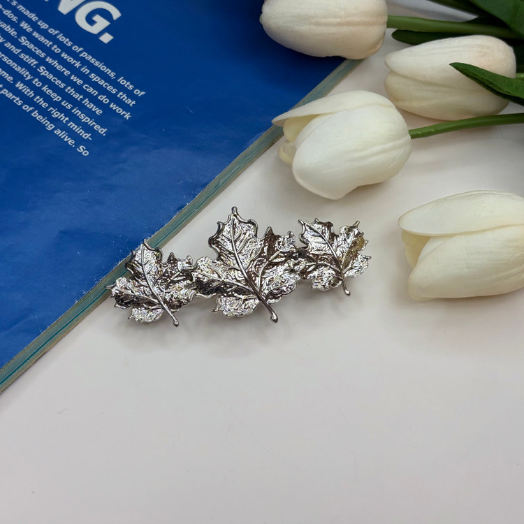 کلیپس فرانسوی فلزی طرح برگ درخت افرا رنگ نقره ای8/5cm