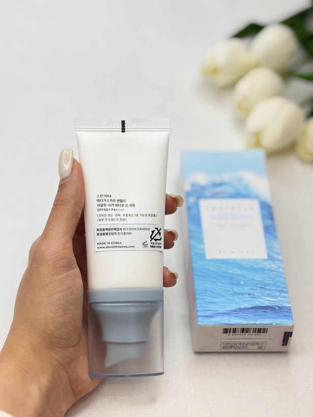 ضدآفتاب ترمیمکننده،مرطوب کننده و آبرسان پوست تیوپی spf50 حجم ۵۰ میل و ۱۰۰ میل