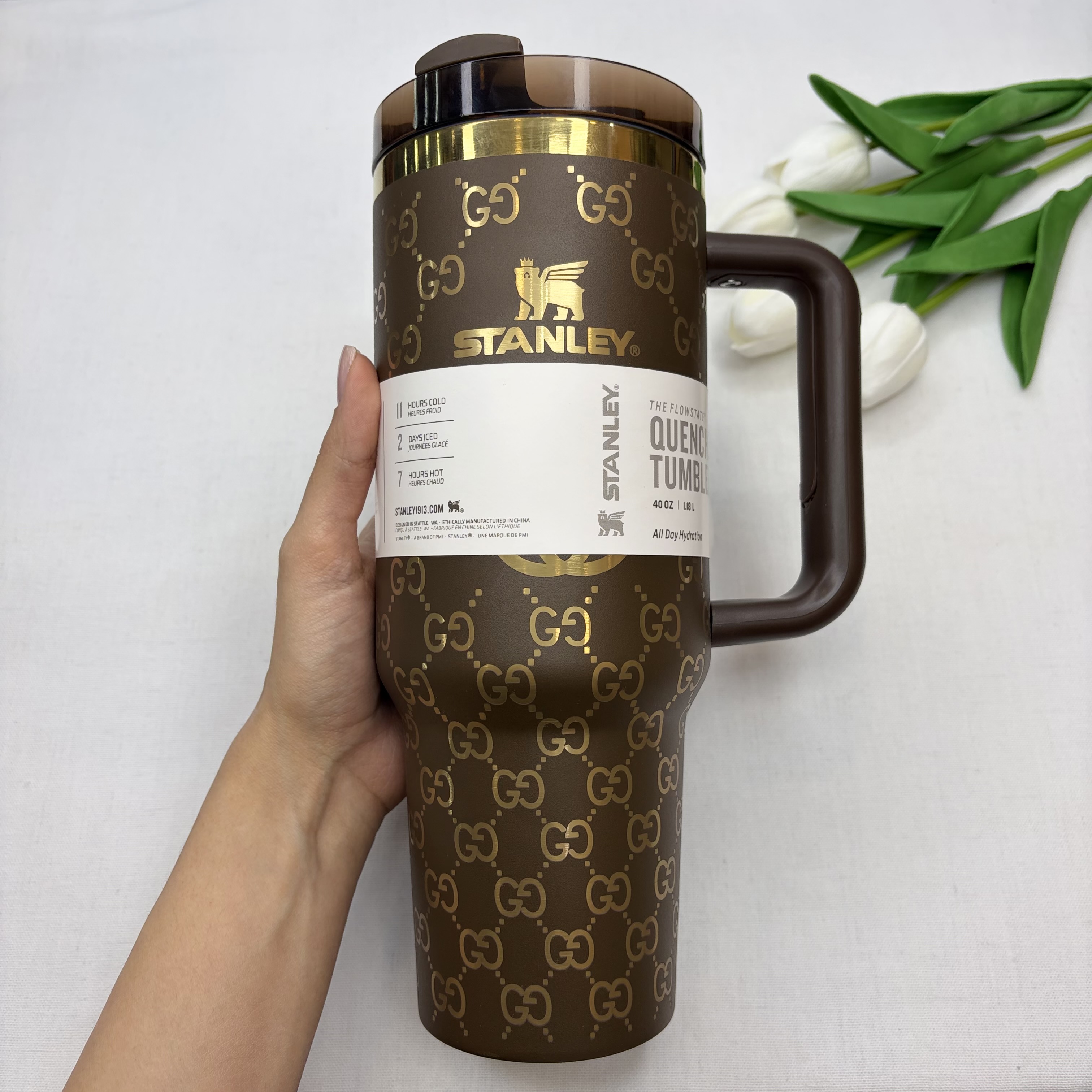 تراول ماگ استنلی طرح گوچی. توجه کنید ارسال رنگ انتخاب کردنی نیست. استنلیSTANLEY