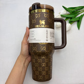 تراول ماگ استنلی طرح گوچی. توجه کنید ارسال رنگ انتخاب کردنی نیست. استنلیSTANLEY