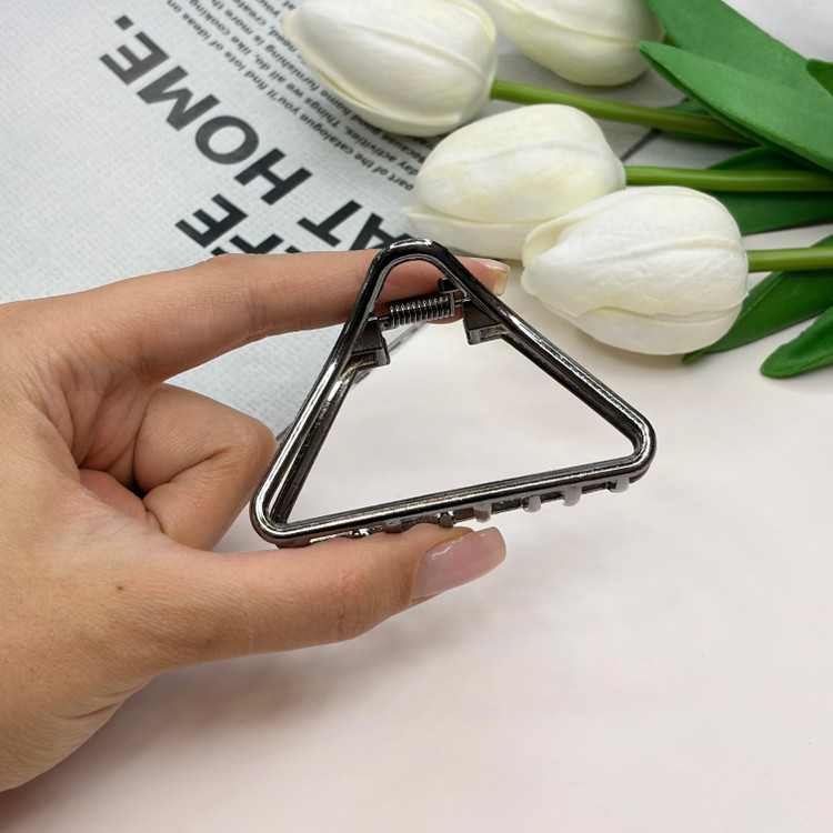 کلیپس فلزی طرح مثلت توخالی وارداتی با کیفیت سایز7cm