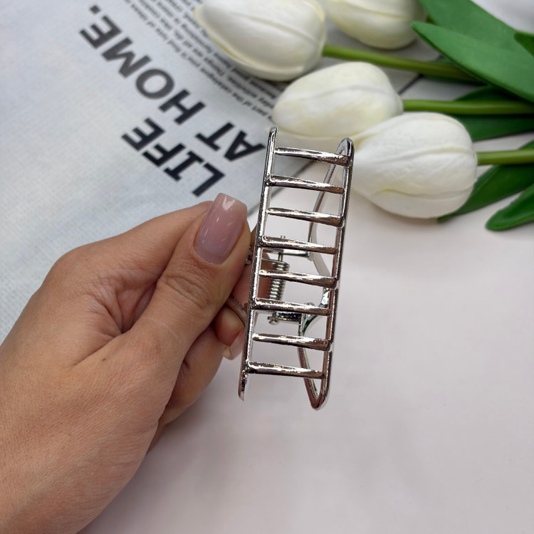 کلیپس فلزی طرح مثلت توخالی وارداتی با کیفیت سایز7cm