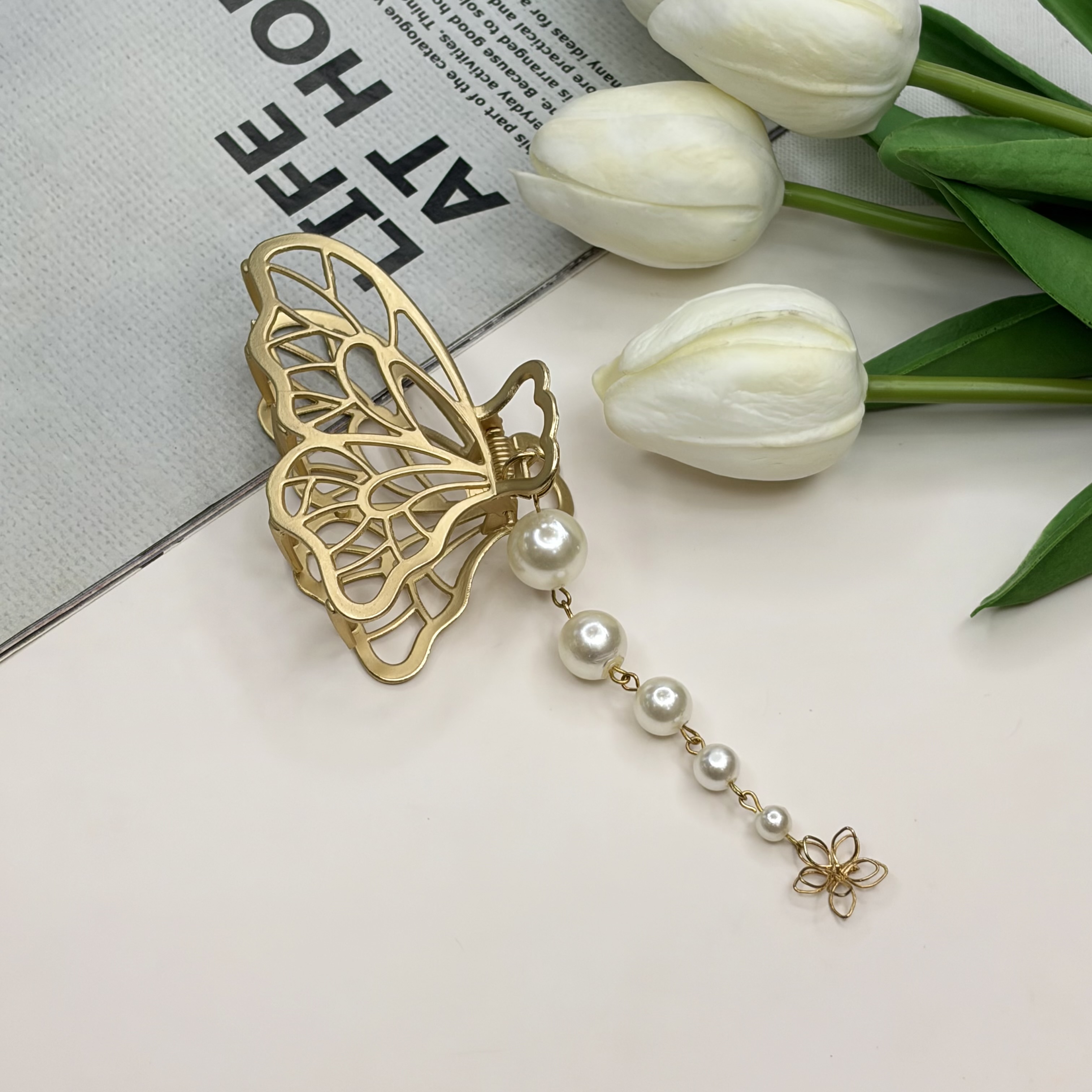 کلیپس فلزی آویزدار مروارید طرح پروانه نیمه رنگ مات7cm