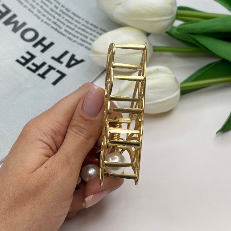 کلیپس فلزی آویزدار مروارید طرح پروانه نیمه رنگ مات7cm