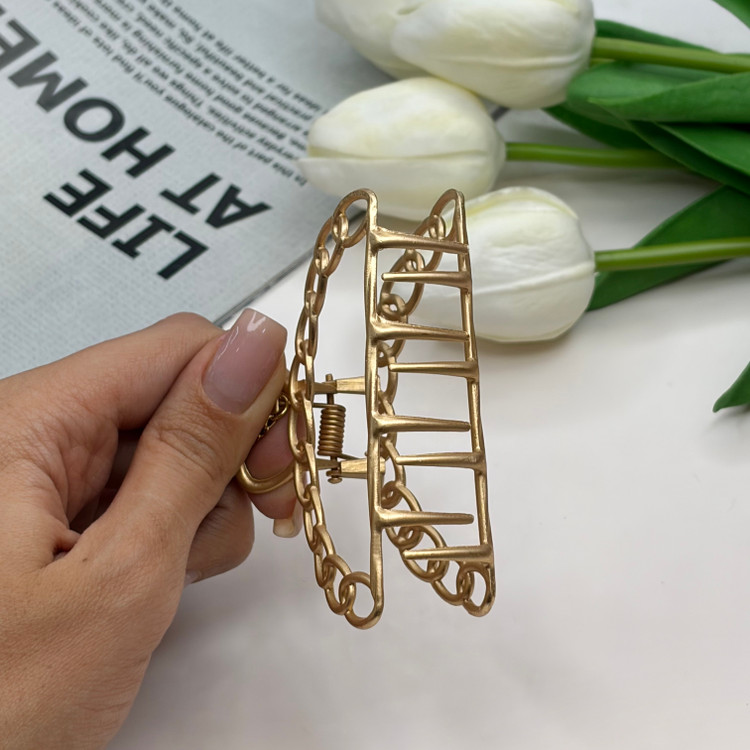 کلیپس فلزی آویزدار کریستال رنگ مات نیمدایره طرح کارتیه7cm