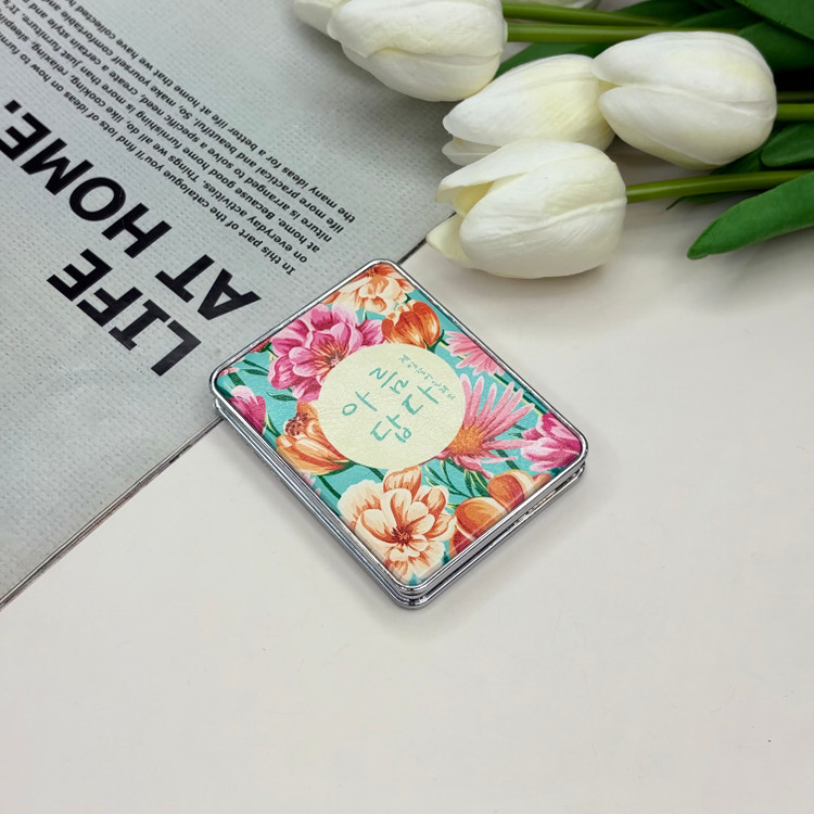 آینه جیبی دوطرفه طرح گلدار فلزی وچرمیمستطیل7.5cm در 6.5cm