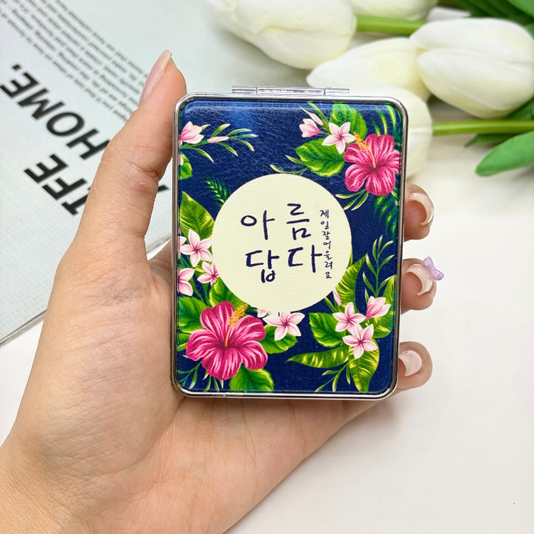 آینه جیبی دوطرفه طرح گلدار فلزی وچرمیمستطیل7.5cm در 6.5cm