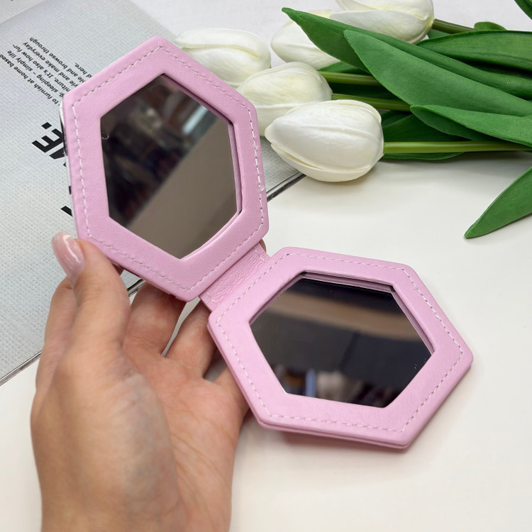 آینه جیبی دوطرفه طرح فلامینگو شش ضلعی چرم 8cm در 10cm