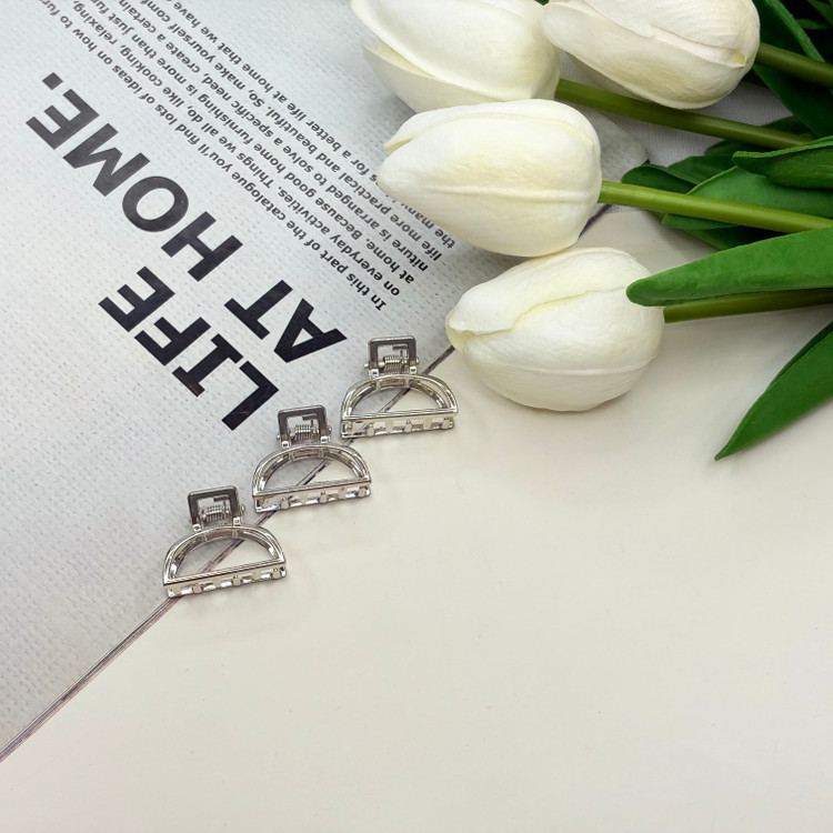 کلیپس فلزی طرح نیم دایره سایز کوچک رنگ نقره ای2.5cm