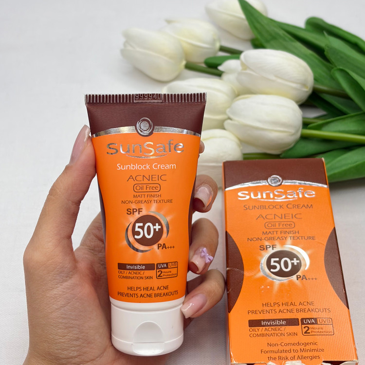 کرم ضدآفتاب بی رنگ سان سیف spf50 مناسب پوست های چرب و آکنه دار