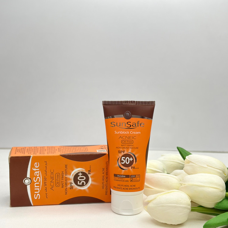 کرم ضدآفتاب بی رنگ سان سیف spf50 مناسب پوست های چرب و آکنه دار