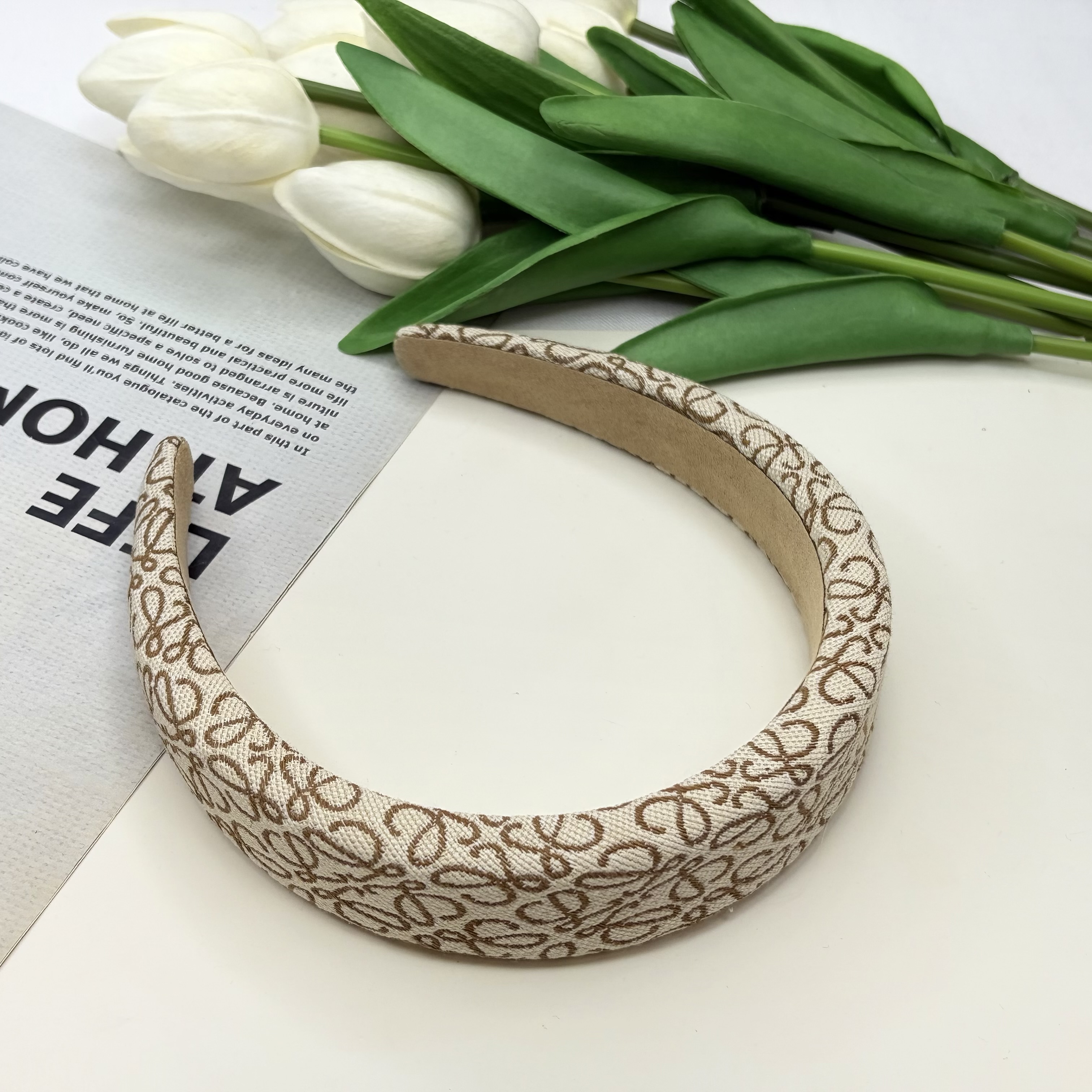 تل سر دانتل طرحدار رنگ کرم قهوه ای برند loewe لووه