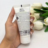 کرم مرطوب کننده دست و صورت تیوپی بیول biol حاوی عصاره ماچا و روغن ماکادمیا مناسب پوست های خشک تا خیلی خشک ۶۰میل