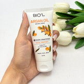 کرم مرطوب کننده دست و صورت تیوپی بیول biol حاوی عصاره لاله عباسی و روغن آرگان مناسب پوست های خیلی خشک ۶۰میل