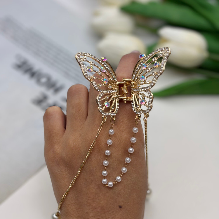 کلیپس فلزی طرح پروانه آویزدار زنجیر و مروارید فول نگین با کیفیت سایز حدودی 4.5cm