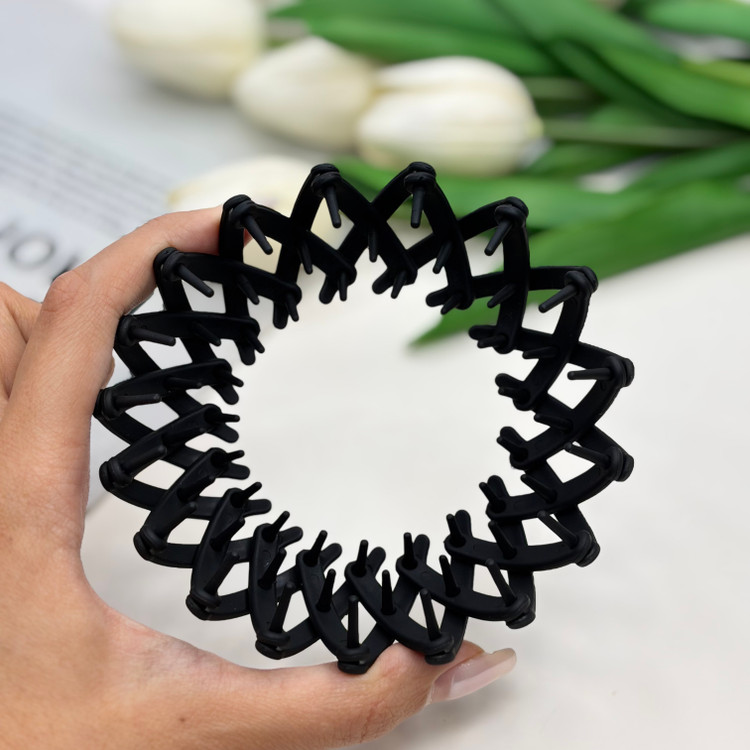 گیره جمع کننده مو دارای تغییر سایز و مناسب گوجه ای کردن مو نیمه مات رنگ مشکی