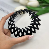 گیره جمع کننده مو دارای تغییر سایز و مناسب گوجه ای کردن مو نیمه مات رنگ مشکی