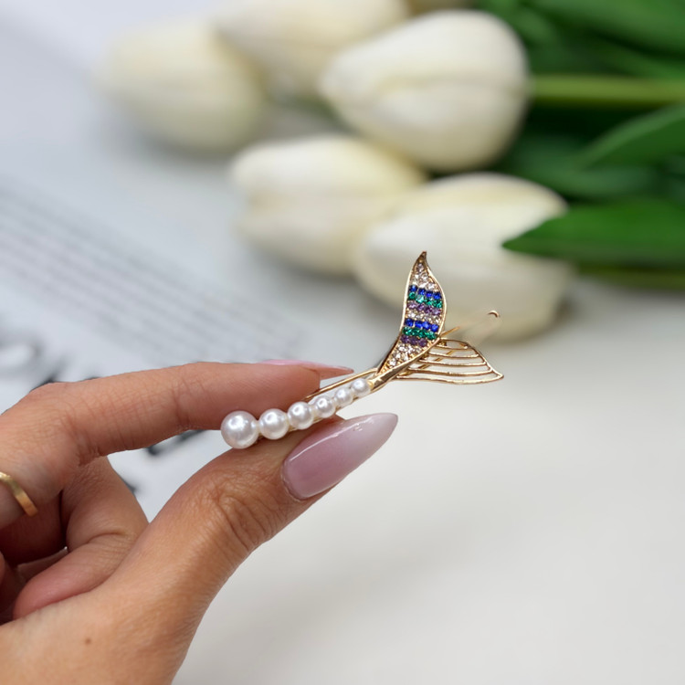 گیره مو چفتی طرح دم وال فول مراورید و نگین آبی 5/5cm