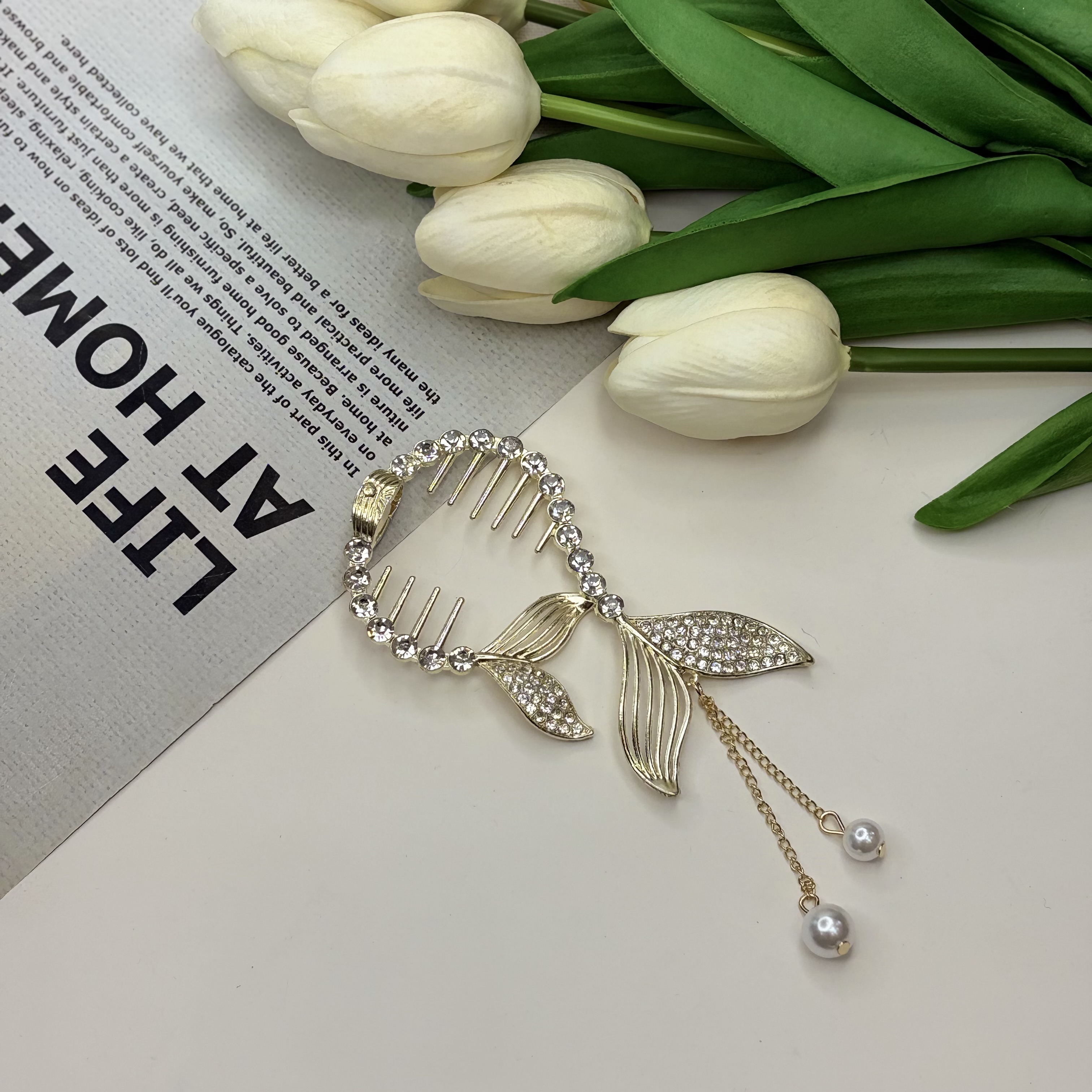 کلیپس فنری شونه دار‌مناسب دم‌اسبی و‌گوجه‌ای‌بستن‌مو‌ طرح دم وال فول نگین‌و آویز‌ مروارید 10 سانت و آویز 7 سانت