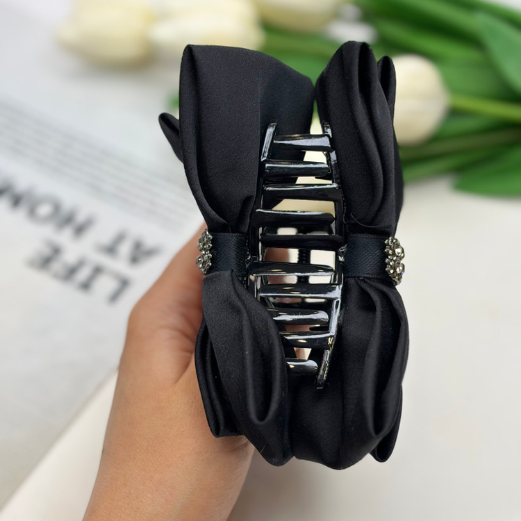 کلیپس طرح پاپیون پارچه ای مشکی نگین دار وارداتی حدودا 11 سانت