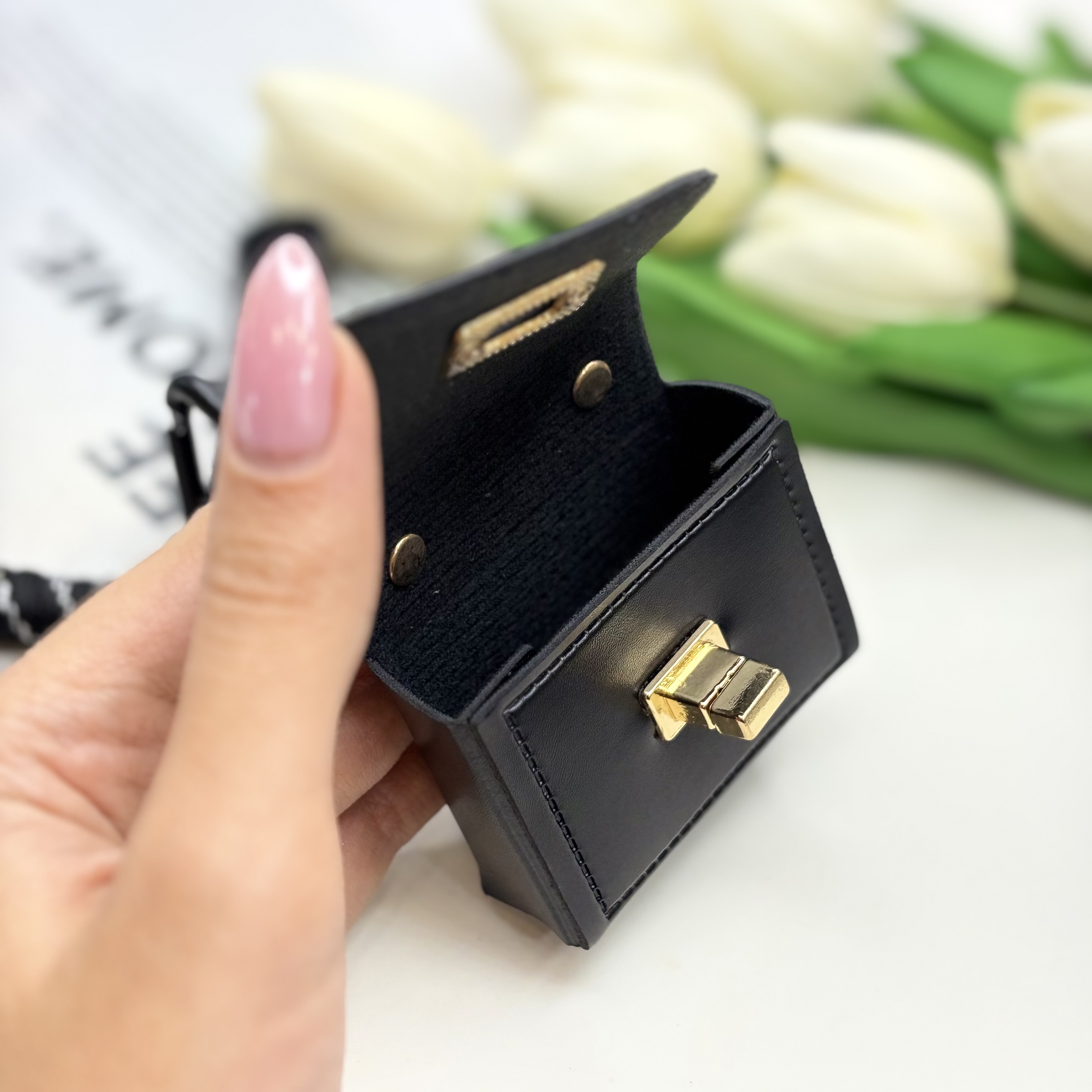 چارم بگ آویز کیف طرح کیف چرم رنگ مشکی و آویزدار