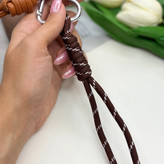 چارم بگ آویز کیف طرح کیف چرم رنگ قهوه ای شتری و آویزدار