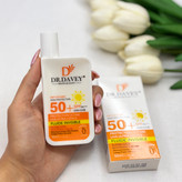 ضدآفتاب فلوئیدی بی رنگ spf50 حجم ۵۰میل مناسب کودکان بانوان و آقایان ضدتعریق