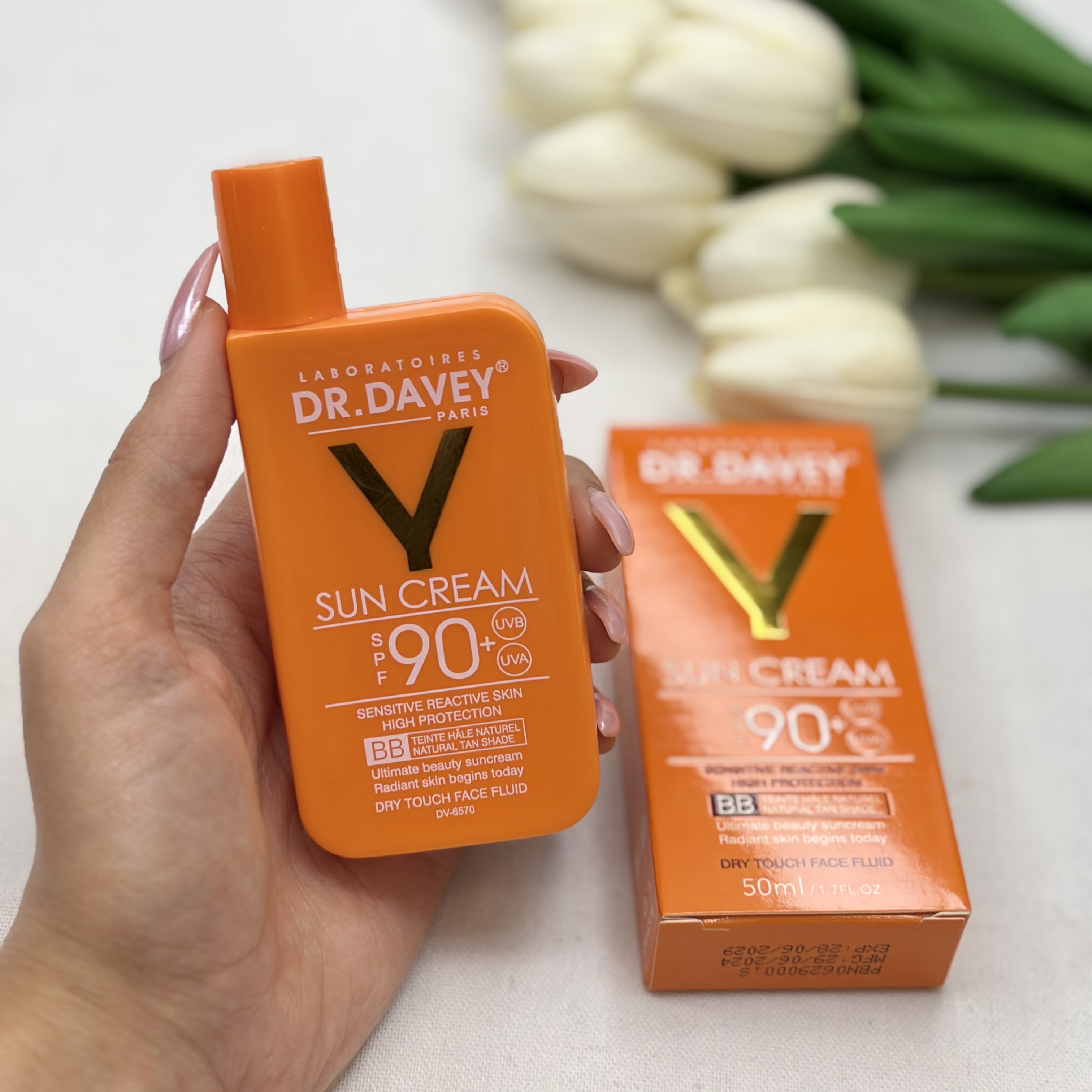 ضد آفتاب رنگی دکتر دیوی SPF 60 مناسب پوست خشک و روشن کننده (BB کرم) حجم ۱۰۰ گرم