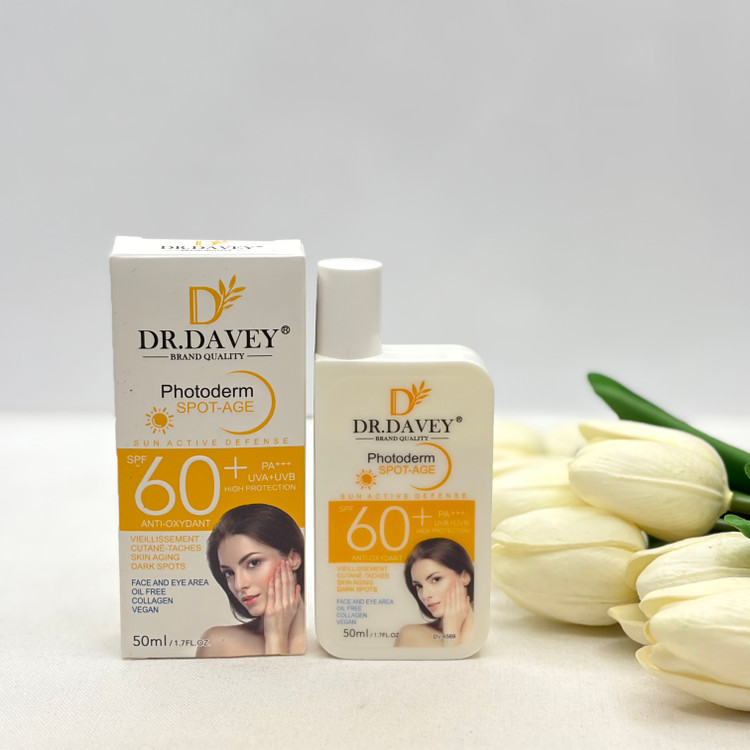 کرم ضد آفتاب بدون رنگ صورت ضدچروک ضدلک دکتر دیوی spf50 مدل اسپات ایج محافظ UVA،UVB مناسب برای انواع پوست