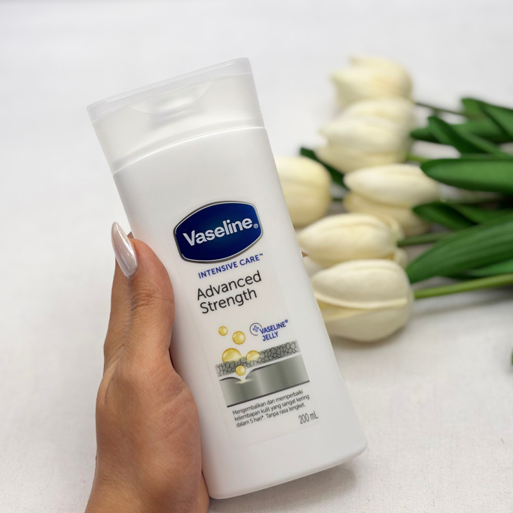 لوسین بدن سفید رنگ مناسب پوست حساس مدل ADVANCE STRENGTH حجم ۲۰۰میل
